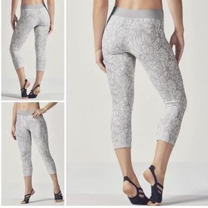 Fabletics Seamless Floral Printed Capri Crop Stone White Jacquard. Size small